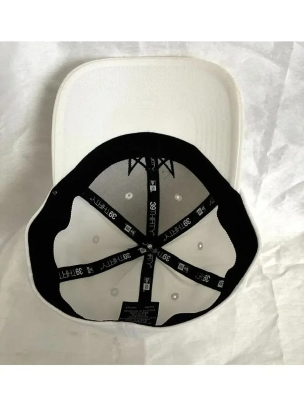 New Era 39Thirty White Stretch-Fit Cap With Black Crown Logo Embroidery
